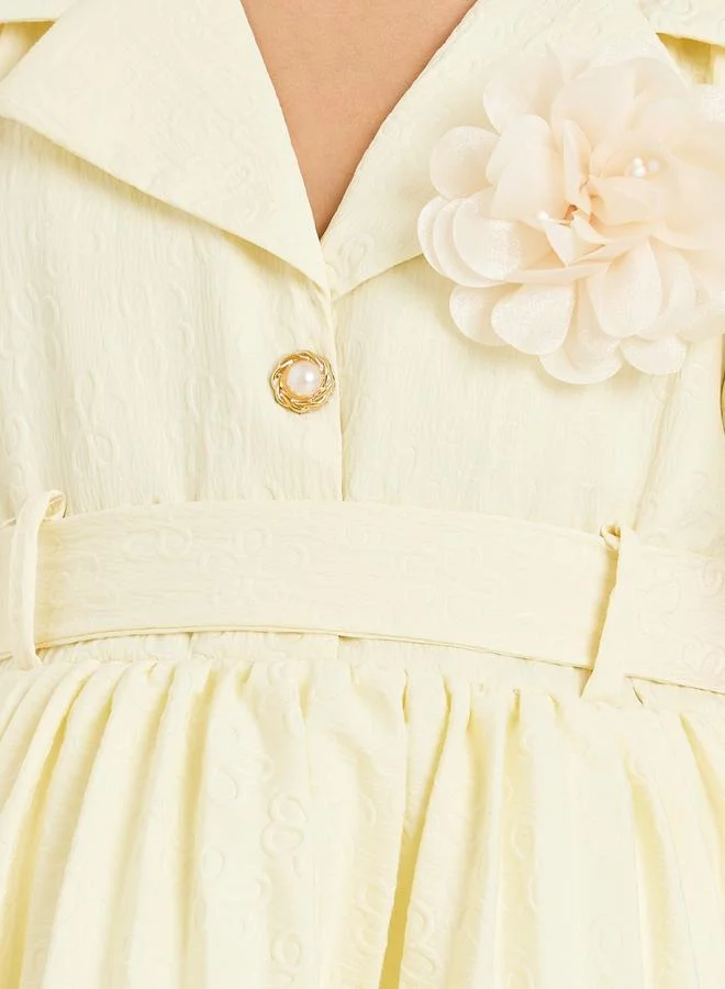 ستايلي فستان بياقة وطيات مع حزام